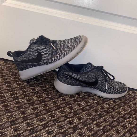 Nike Women's Rosherun Flyknit Shoes Grey - Picture 4 of 5